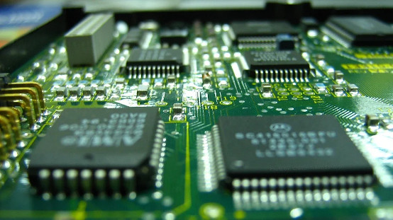 Projetos com eletrônica dedicada e IoT.